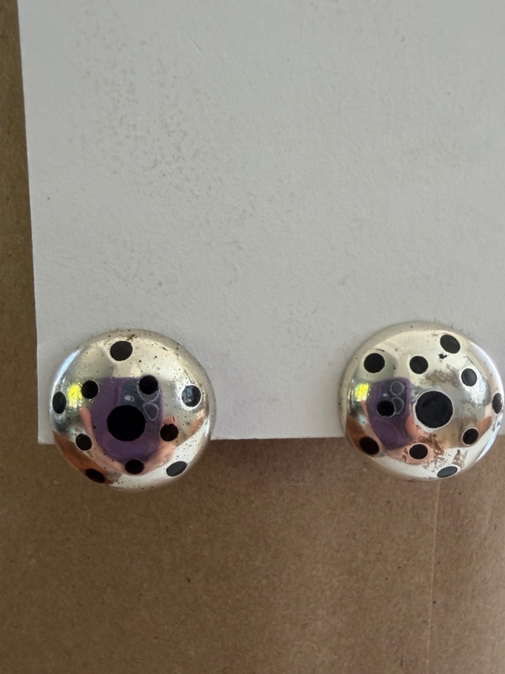 🩶⚫️ Silver dome earrings with inlaid dots.